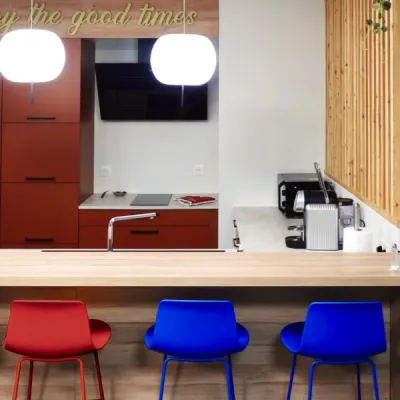 Cuisine sur-mesure fonctionnelle et moderne dans une salle de restauration en entreprise, par l’Atelier D. architecte d’intérieur à Bordeaux.