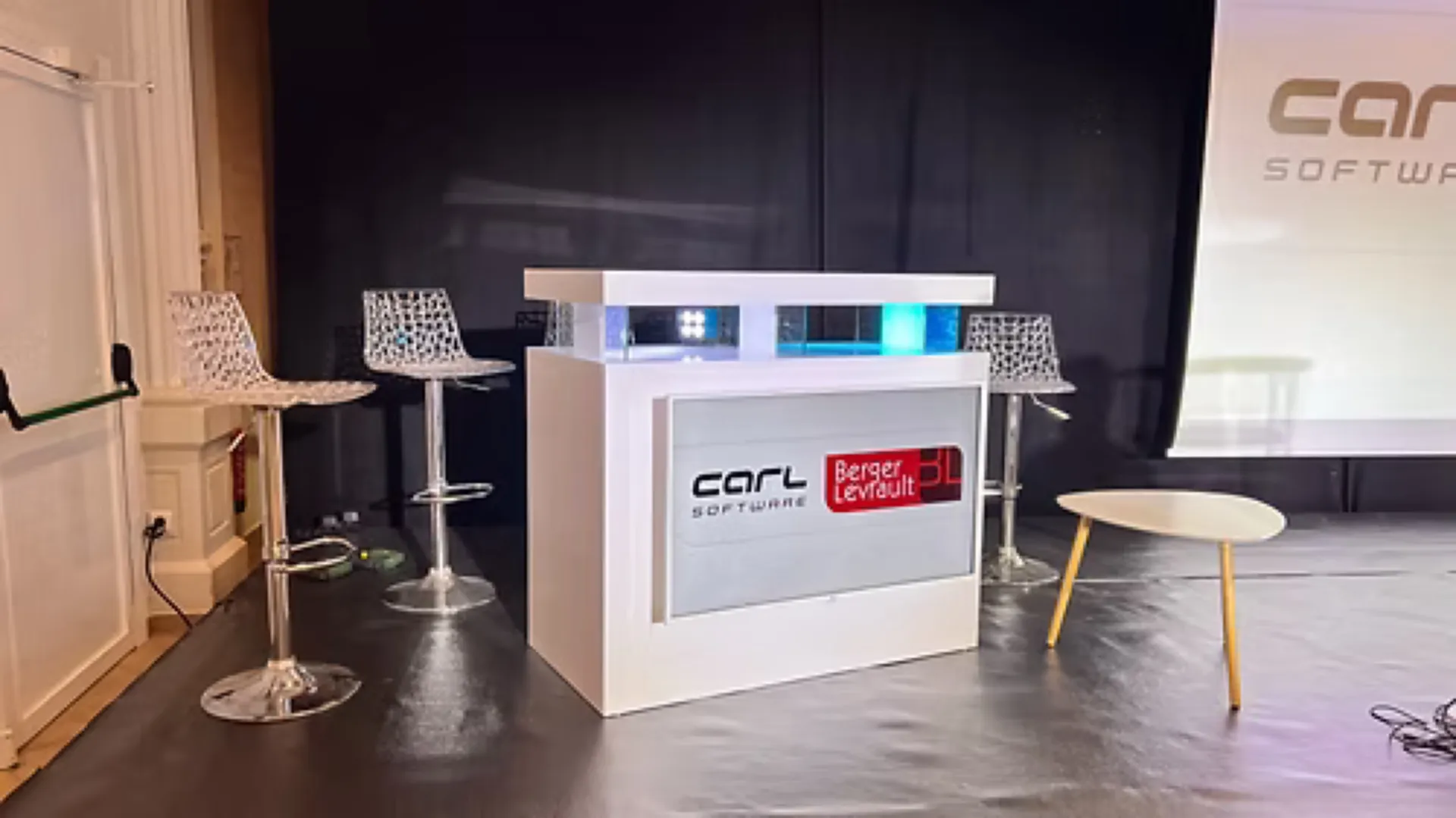 DESK BLANC AVEC ECRAN 43' 107CM DESK 1