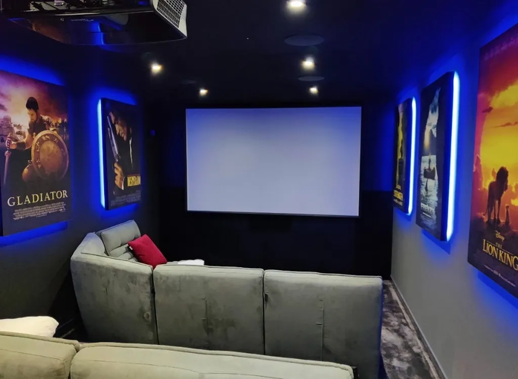 Créer un home cinéma avec aménagement HIFI sur mesure en Valchromat chocolat avec estrade technique en OSB pour un espace audiovisuel haut de gamme à Aubagne