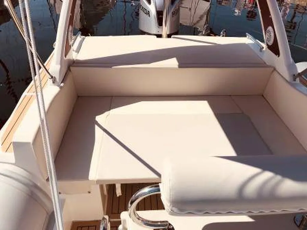 Semi-rigide 12 personnes Wave 27 Bandol