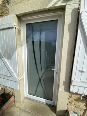 Pose d'une porte en pvc en rénovation totale à Charrette dans l'Isère