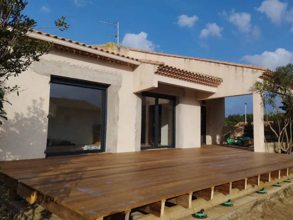 Pose d’une terrasse en bois exotique Itauba sur plots réglables : élégance naturelle et durabilité assurée à Montpellier dans l'Herault