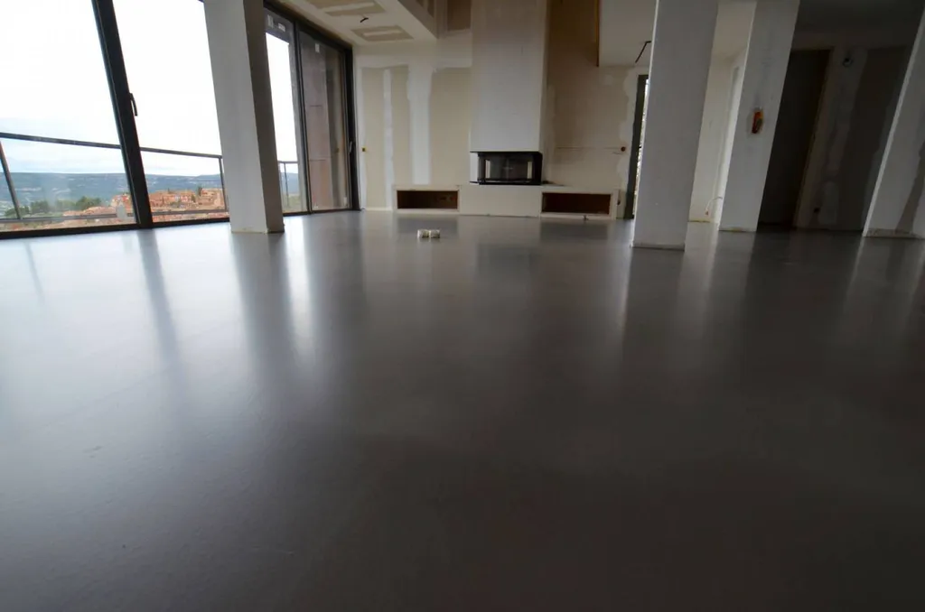 SOL DECORATIF EN BETON CIRE COULE ROUSSILLON