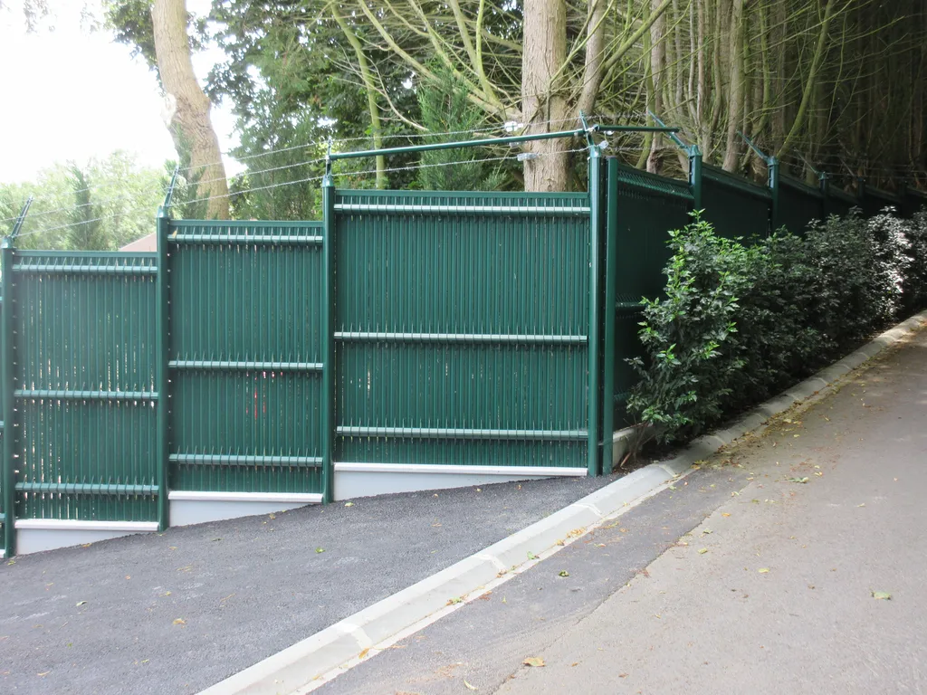 Installation de Clôture PVC occultante, Panneaux rigides avec lattes de protection et Brise-vue à Lisieux dans le Calvados 14 et ses Alentours