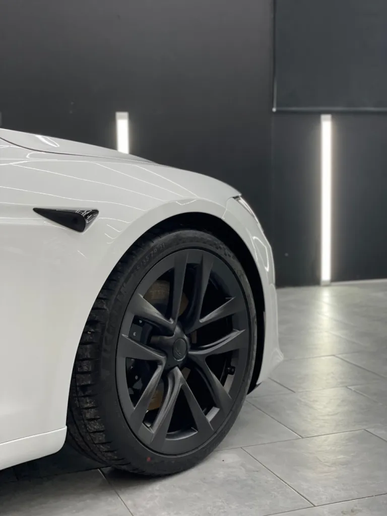 Pose d’un film de protection PPF XPEL sur la nouvelle Tesla S Plaid à Antibes près de Cannes sur la Côte d’Azur.