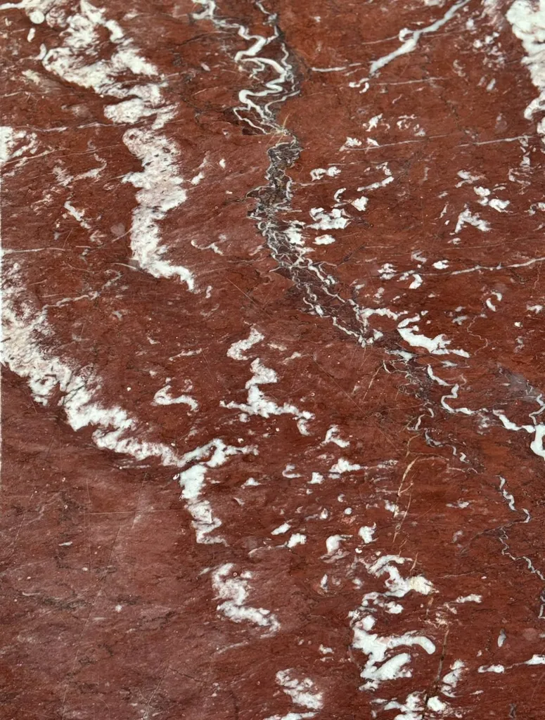 Spa en Marbre rouge Saint Pons et granit noir Zimbabwé au Domaine Mas de Rey à Arles