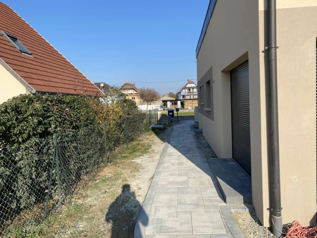 Chemin maison en pavé à Niedernai, près de Strasbourg 