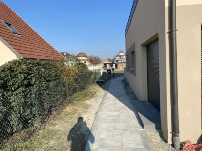 Chemin maison en pavé à Niedernai, près de Strasbourg 