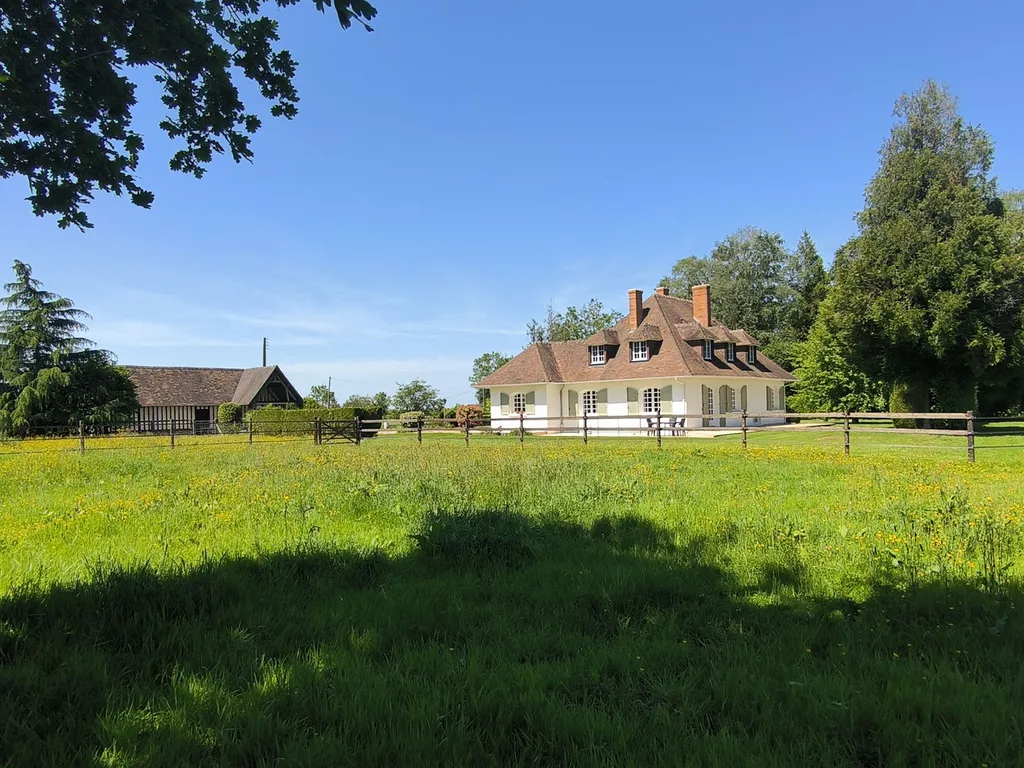 EN VENTE - Proche CORMEILLES (27260), Belle Propriété avec Dépendances sur 8 hectares de terrain.