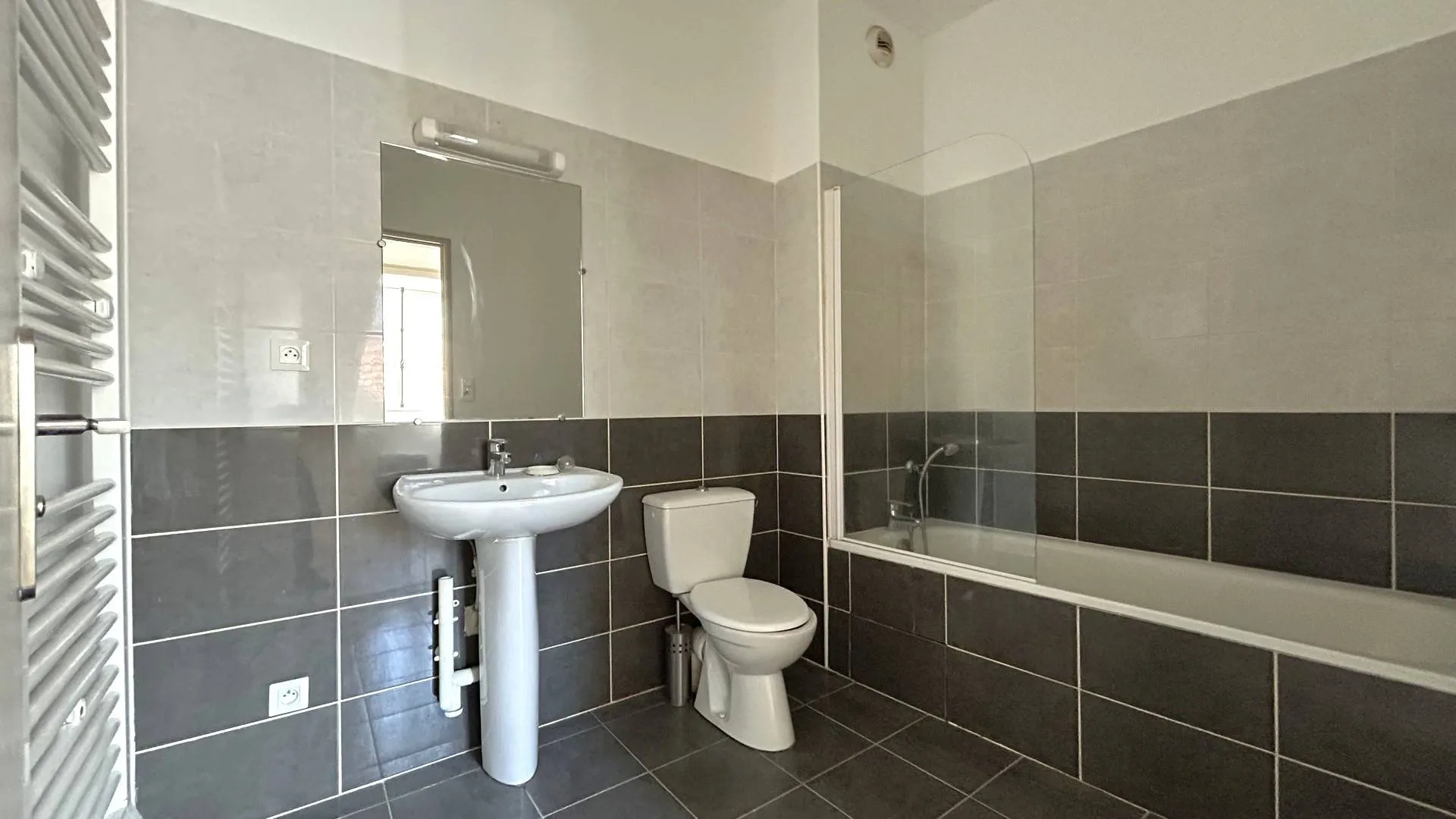 À vendre : Séjour convivial avec cuisine ouverte, idéal pour recevoir famille et amis.