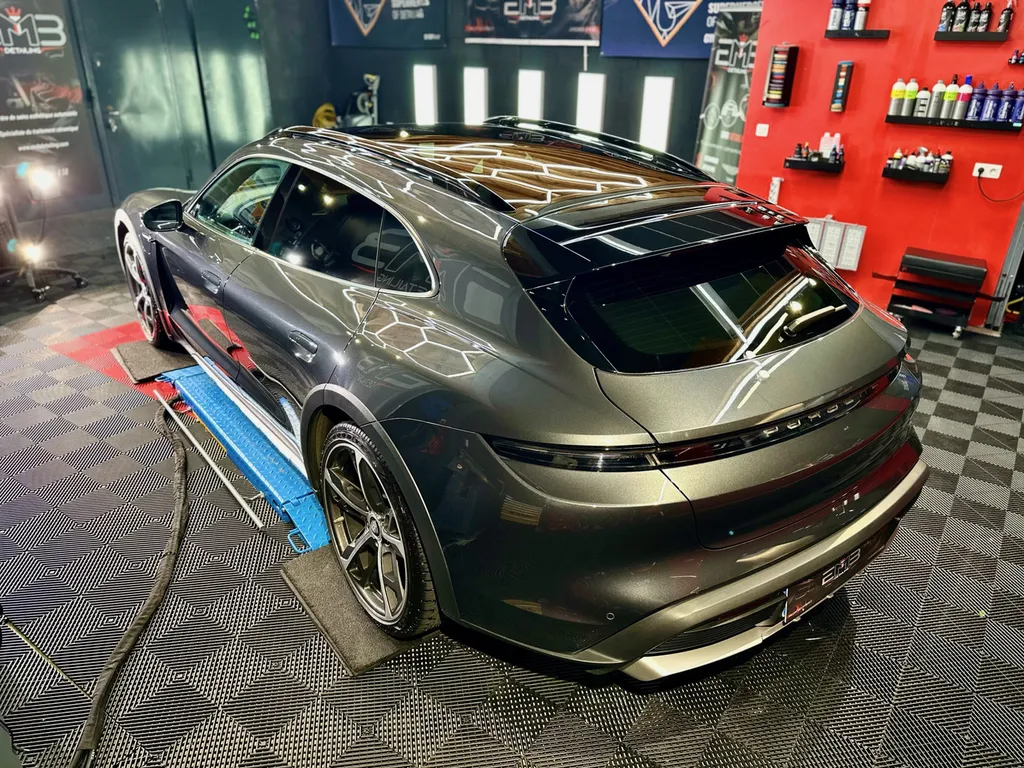 Spécialiste rénovation carrosserie Porsche lyon traitement céramique et film de protection PPF Porsche Taycan