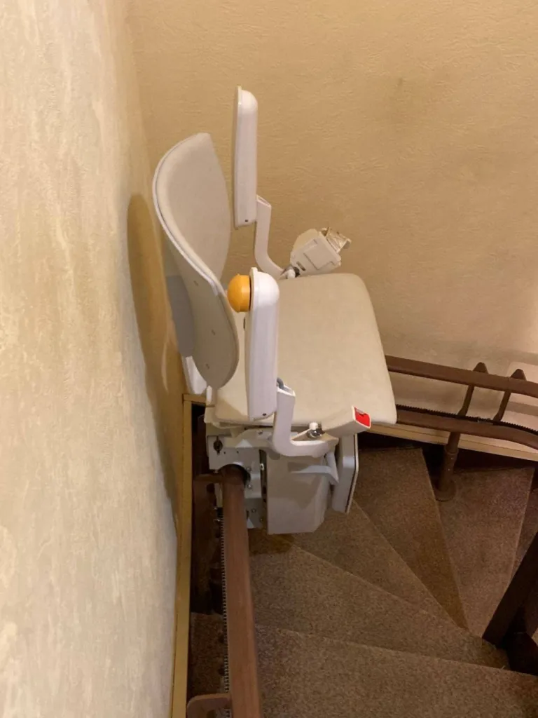 Le limon est ajusté pour permettre la bonne circulation de ce fauteuil monte-escalier OTOLIFT Modul'Air près d'Aix en Provence