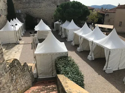 Montage d'un village exposant composé de pagodes 3*3 lestées par des plots au Castellet pour un événement grand public
