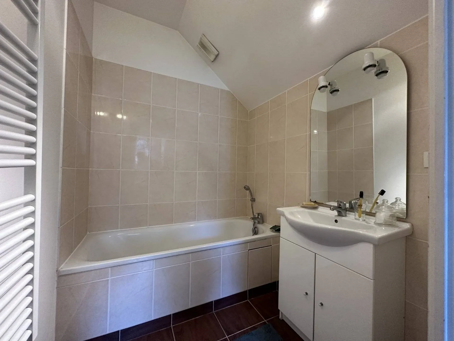 A vendre Charmant F3 situé au 1er étage d'une résidence sécurisée avec un emplacement de stationnement privé.