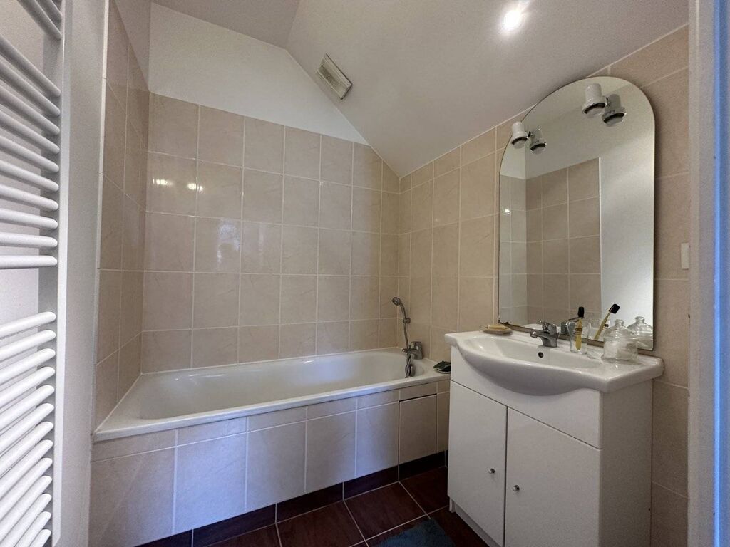 A vendre Charmant F3 situé au 1er étage d'une résidence sécurisée avec un emplacement de stationnement privé.