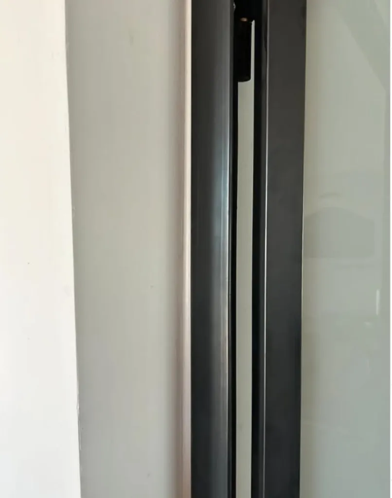 Création et installation de verrière sur-mesure avec porte incrustée acier brut ciré et verre opaque à Saint-Genis-Laval proche de Lyon