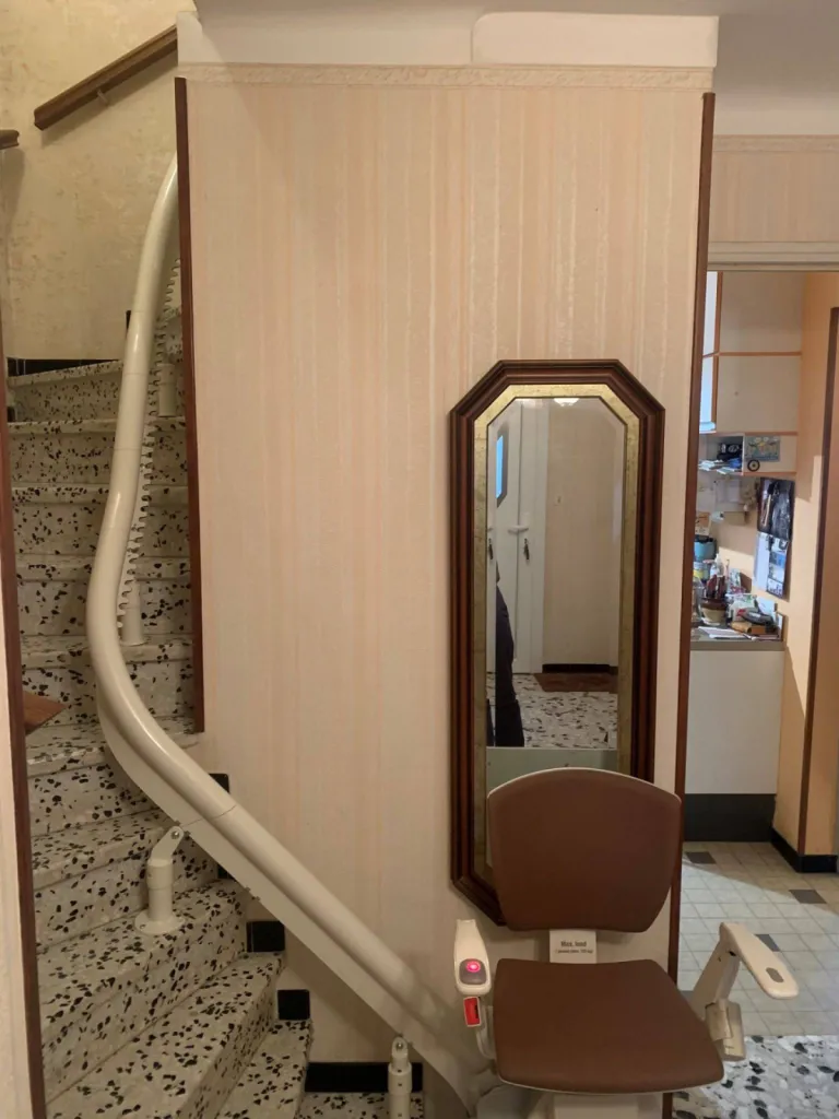 Installation au plus près du mur pour ce fauteuil monte-escalier monorail OTOLIFT Modul'Air en intérieur à six fours dans le Var entre Toulon & Marseille