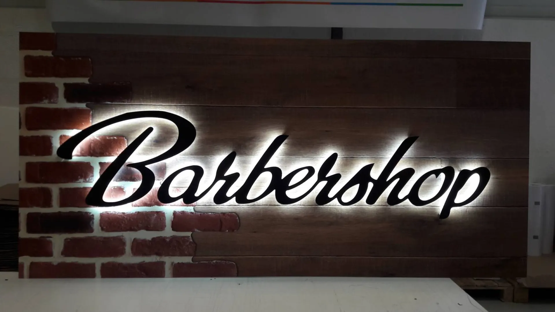 Enseigne dibond lettres découpé retroeclairé barbershop à Lyon