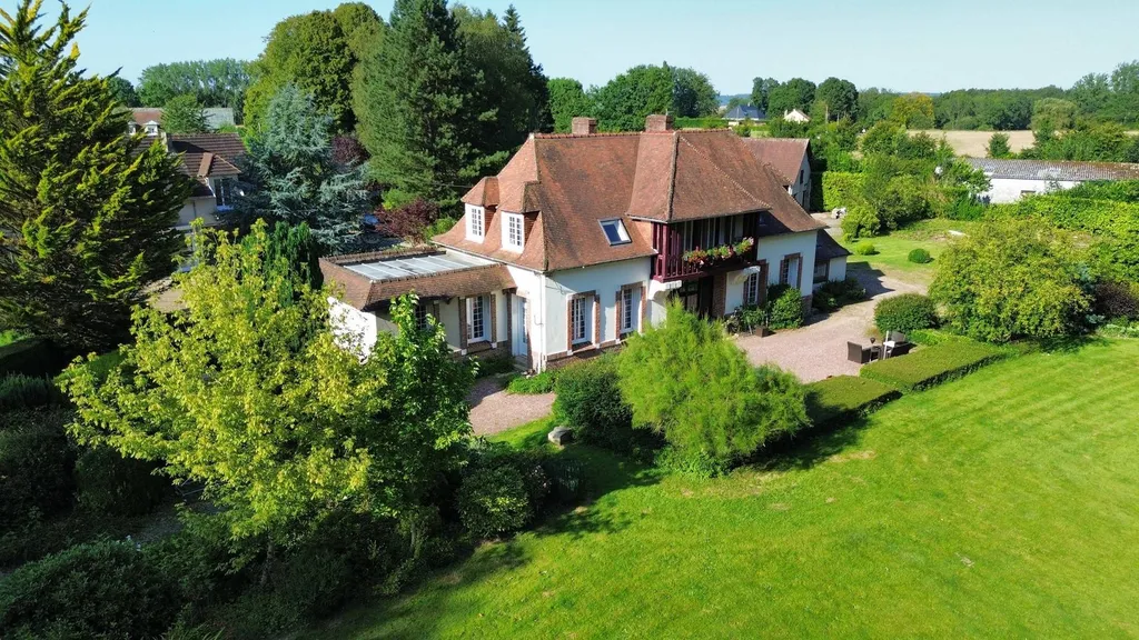Propriété de caractère à vendre en Normandie** : Terres et Demeures de Normandie vous présente cette magnifique propriété de 213 m² habitables, entourée d'un parc arboré et clos d'environ 4 ha.