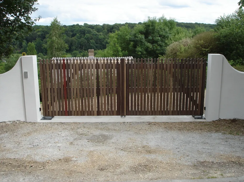 Installation de Portail Bois Battant Motorisé Pillier Béton et Clôture de Propriété à Elbeuf dans la Seine-Maritime à proximité de Caudebec-lès-Elbeuf et Louviers