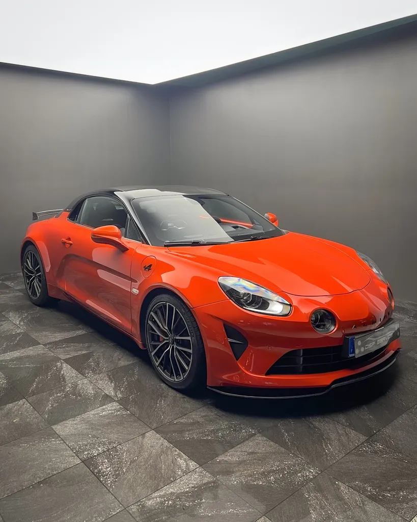 Un entretien intérieur et extérieur sur une Alpine A110 S à DSP Service Le Mans