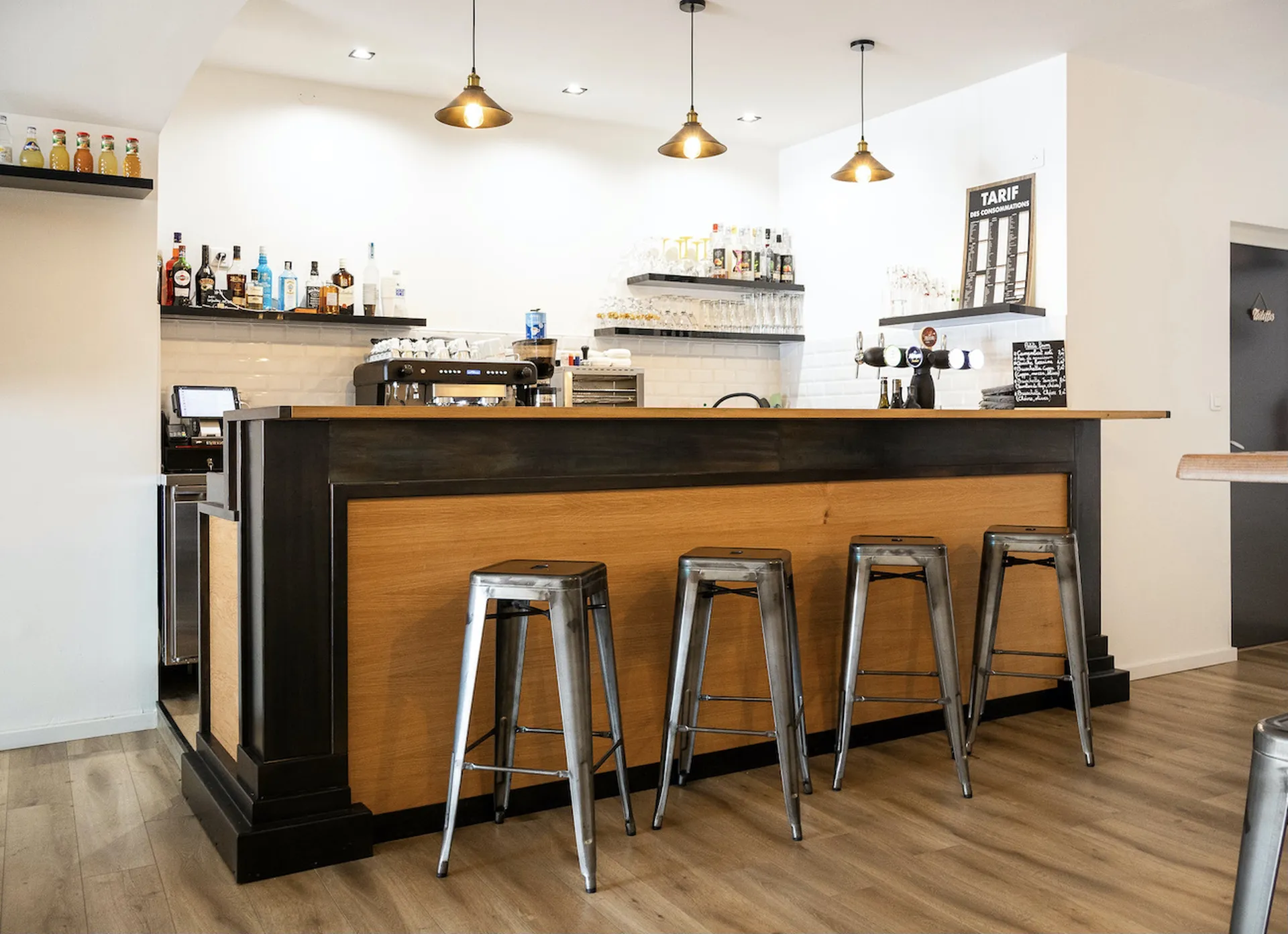 Bar en bois et fer pour le Bar Factory au centre ville d’Aubenas en Ardèche