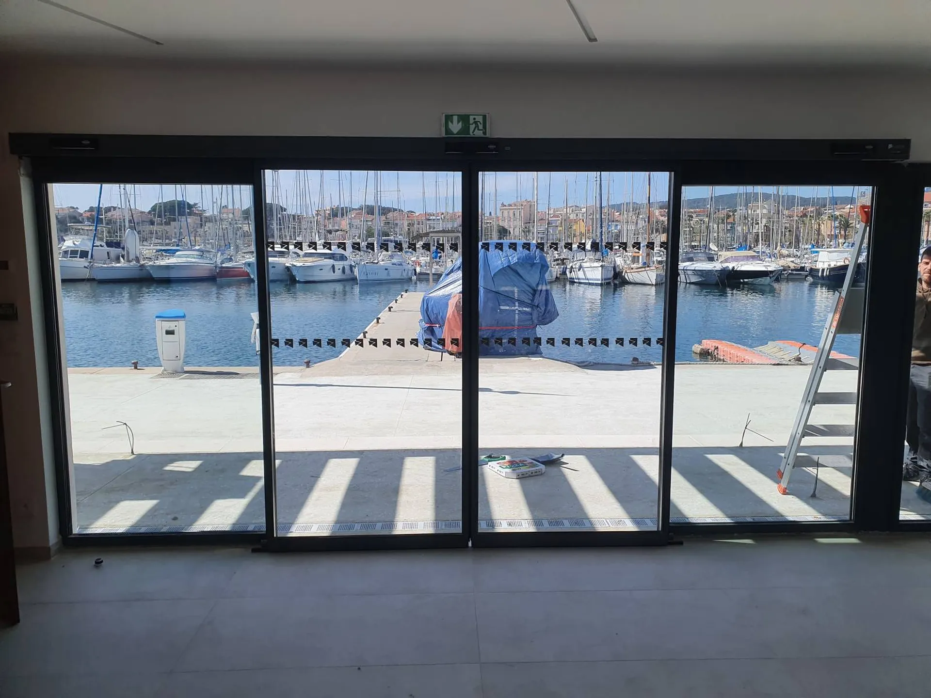 Installation porte automatique Capitainerie de Bandol