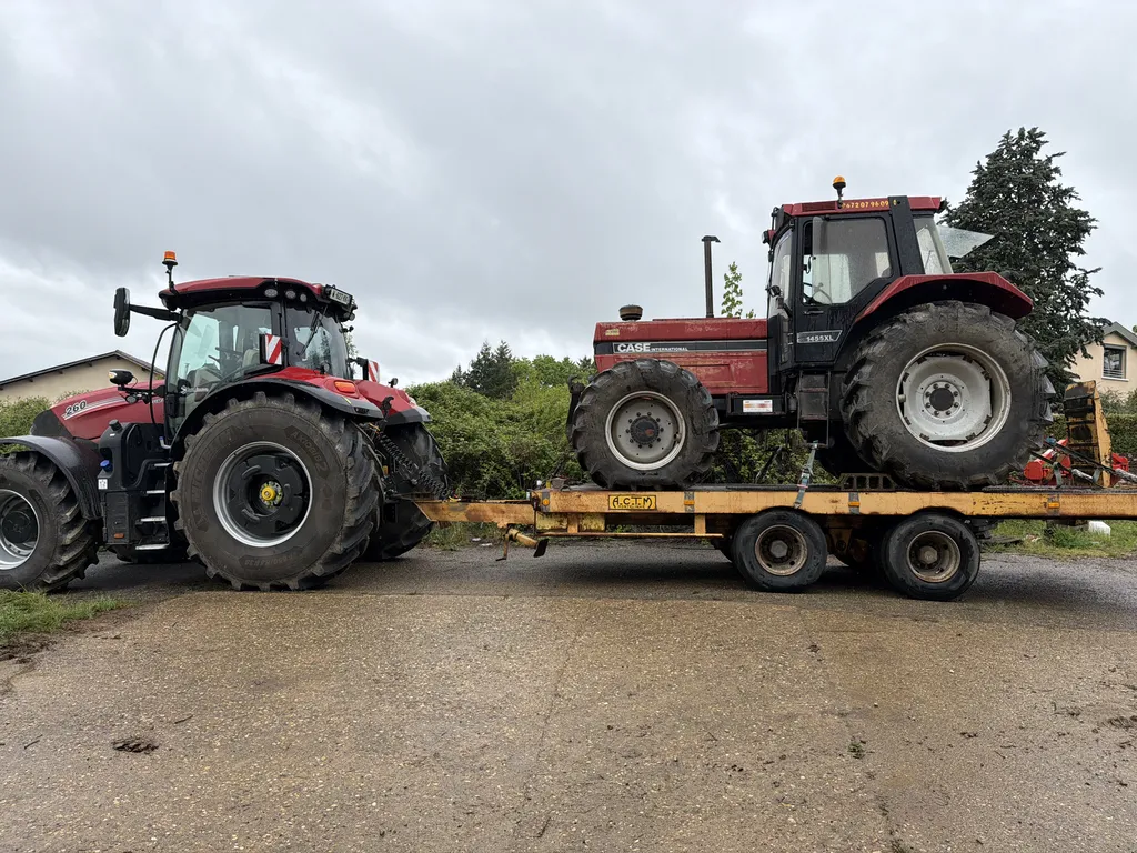 Location avec chauffeur d'un tracteur avec remorque porte char 16T pour le transfert d'un tracteur CASE pour un agriculteur à Morancé dans l'ouest lyonnais