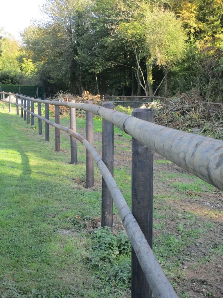 Installation de Clôture en Rondins de Bois Traité, Modèle Rustique pour Parcs et Terrains à Caudebec en Caux en Seine-Maritime 76 et Rives-en-Seine