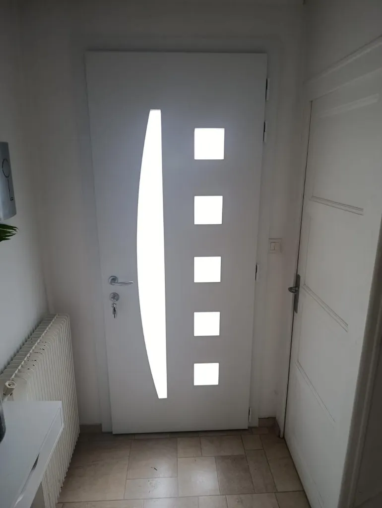 Installation d'une porte d’entrée aluminium monobloc vitrée, haute sécurité, en sur mesure à Dijon en Côte d'Or