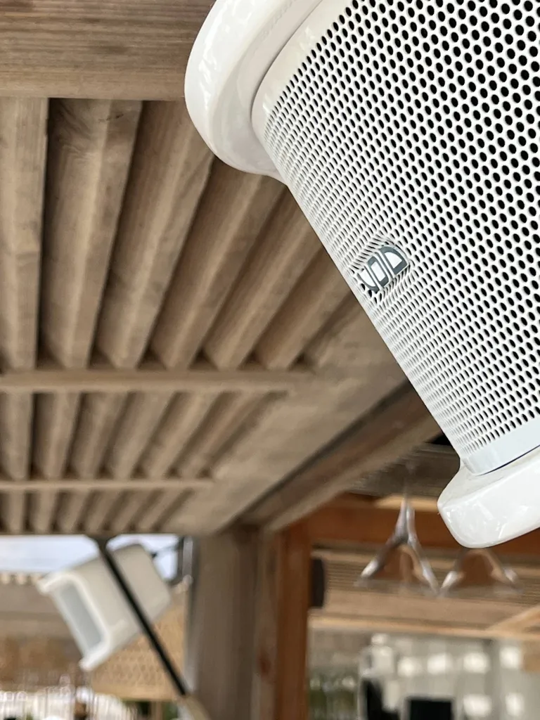 Installation sonorisation Kon Tiki à Ramatuelle Var 83