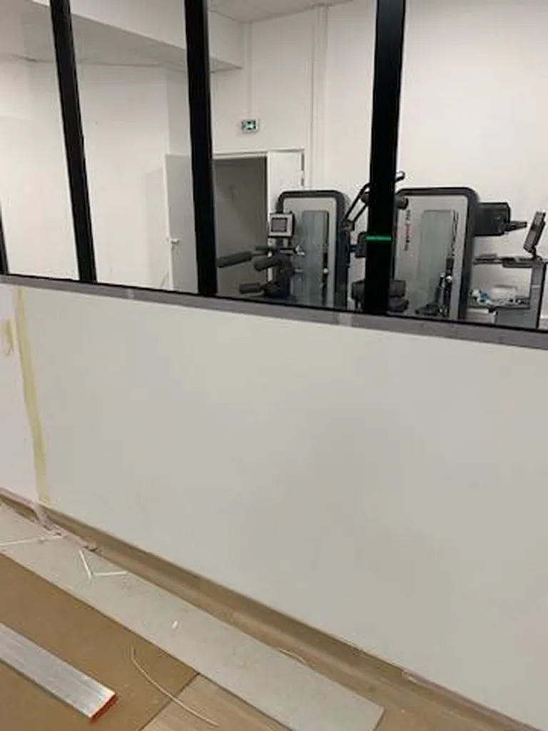Pose de panneau PVC decochoc pour la cryokiné de Clairval à Marseille 13010