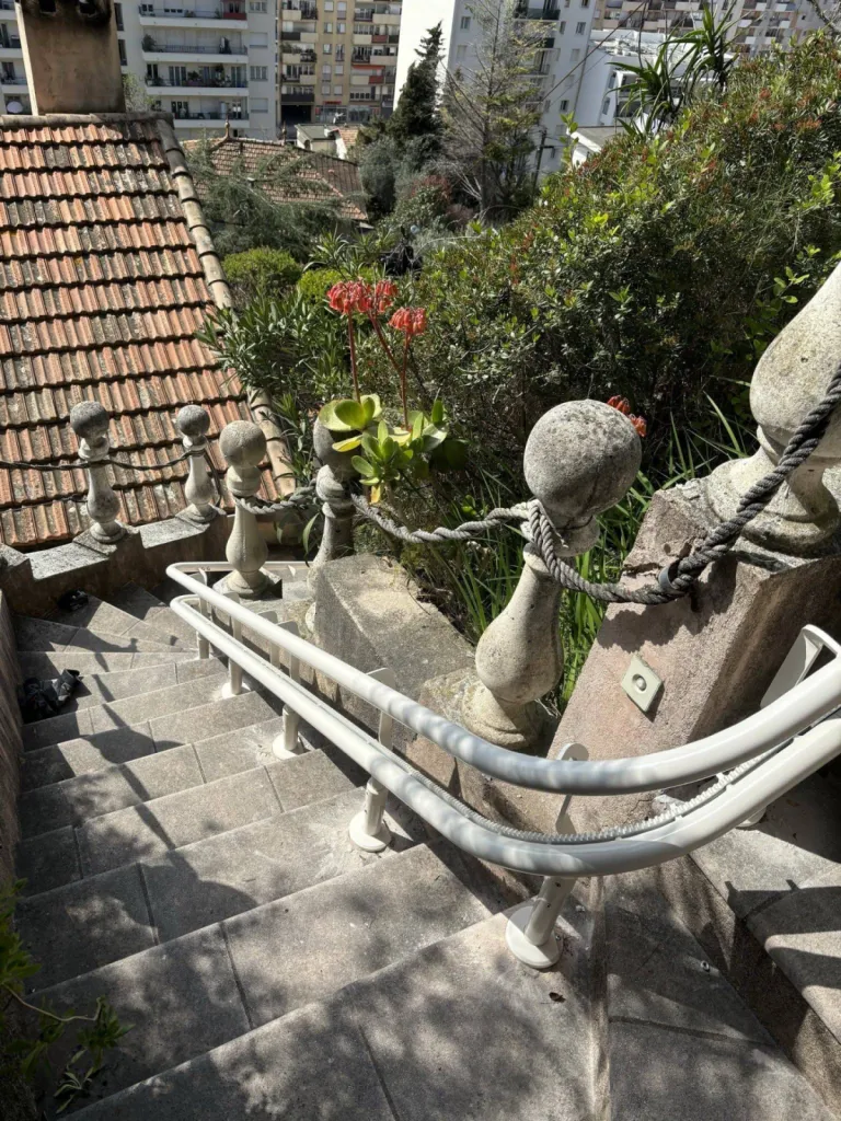 Les courbes parfaitment épousées grâce à la prise de mesures réalisée par Oval'Access pour ce fauteuil monte-escalier OTOLIFT TWO en extérieur dans escalier courbe de 30 m de long à Fréjus