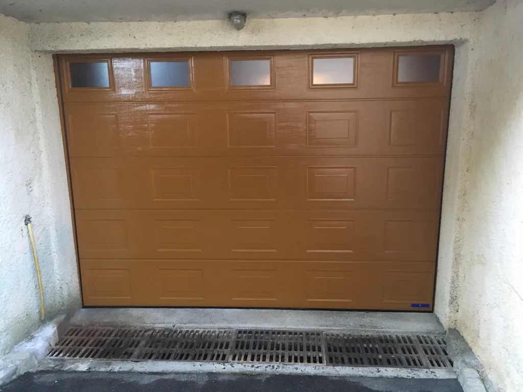 Installation d'une porte de garage sectionnelle sur mesure et motorisé pour garage de maison à Muret en Haute-Garonne