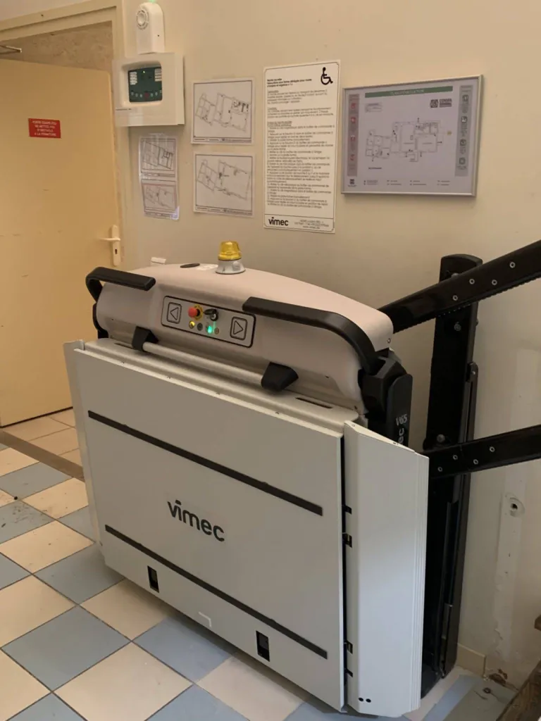 Plateforme oblique VIMEC V65 repliée dans un escalier courbe au sein d'un ERP près d'Aix en Provence