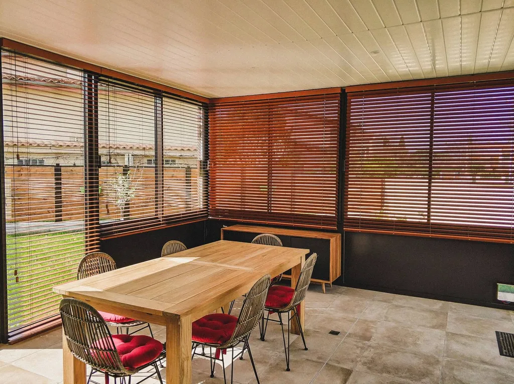 Aménagement intérieur de moustiquaires et de stores intérieurs.