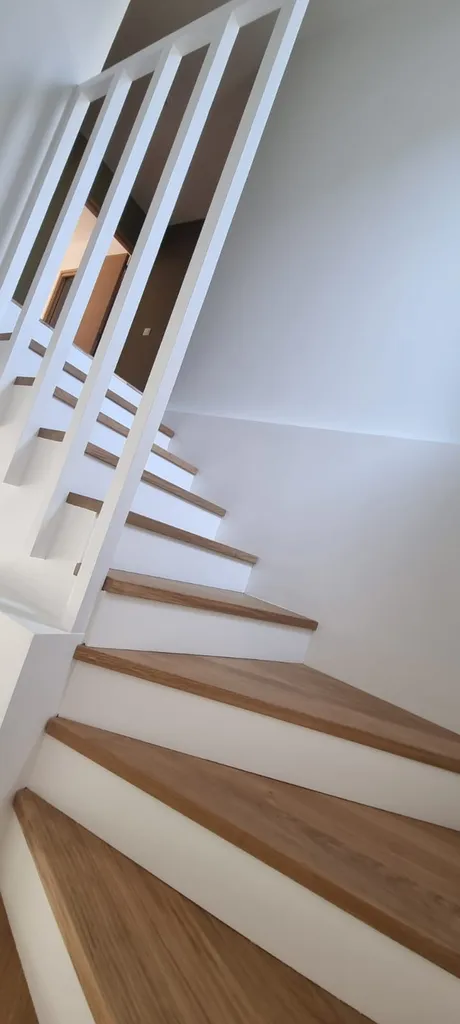 peinture escalier bi-couleur blanc et cire naturel en région parisienne 