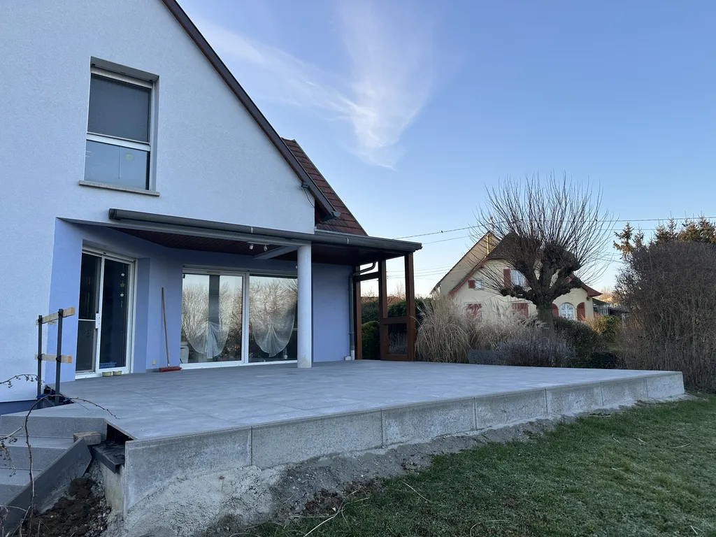 Installation pergola bioclimatique sur-mesure avec stores latéraux en gris anthracite
