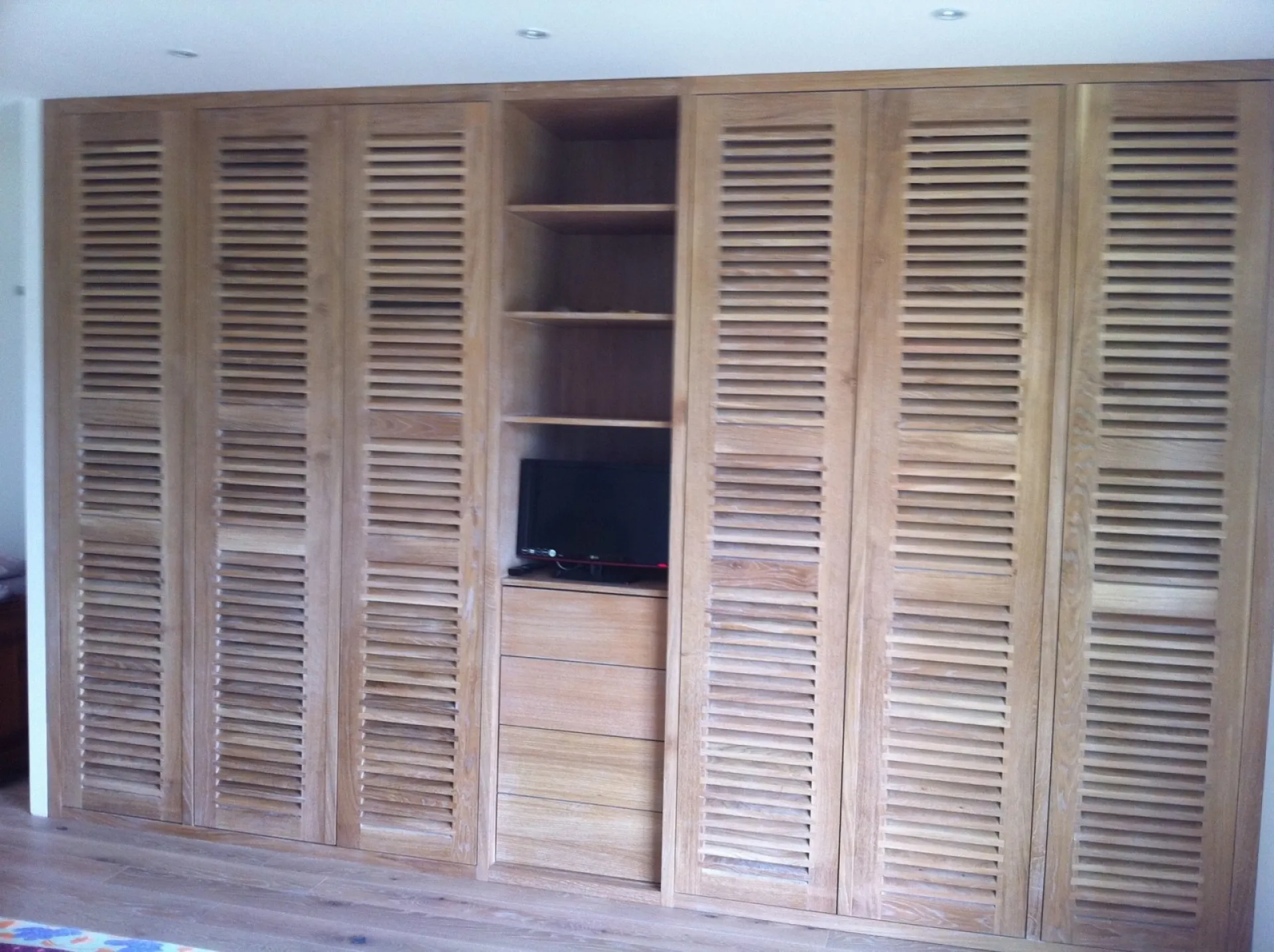 placard sur mesure avec persiennes en chêne céruse sur arcachon