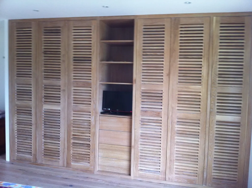 placard sur mesure avec persiennes en chêne céruse sur arcachon