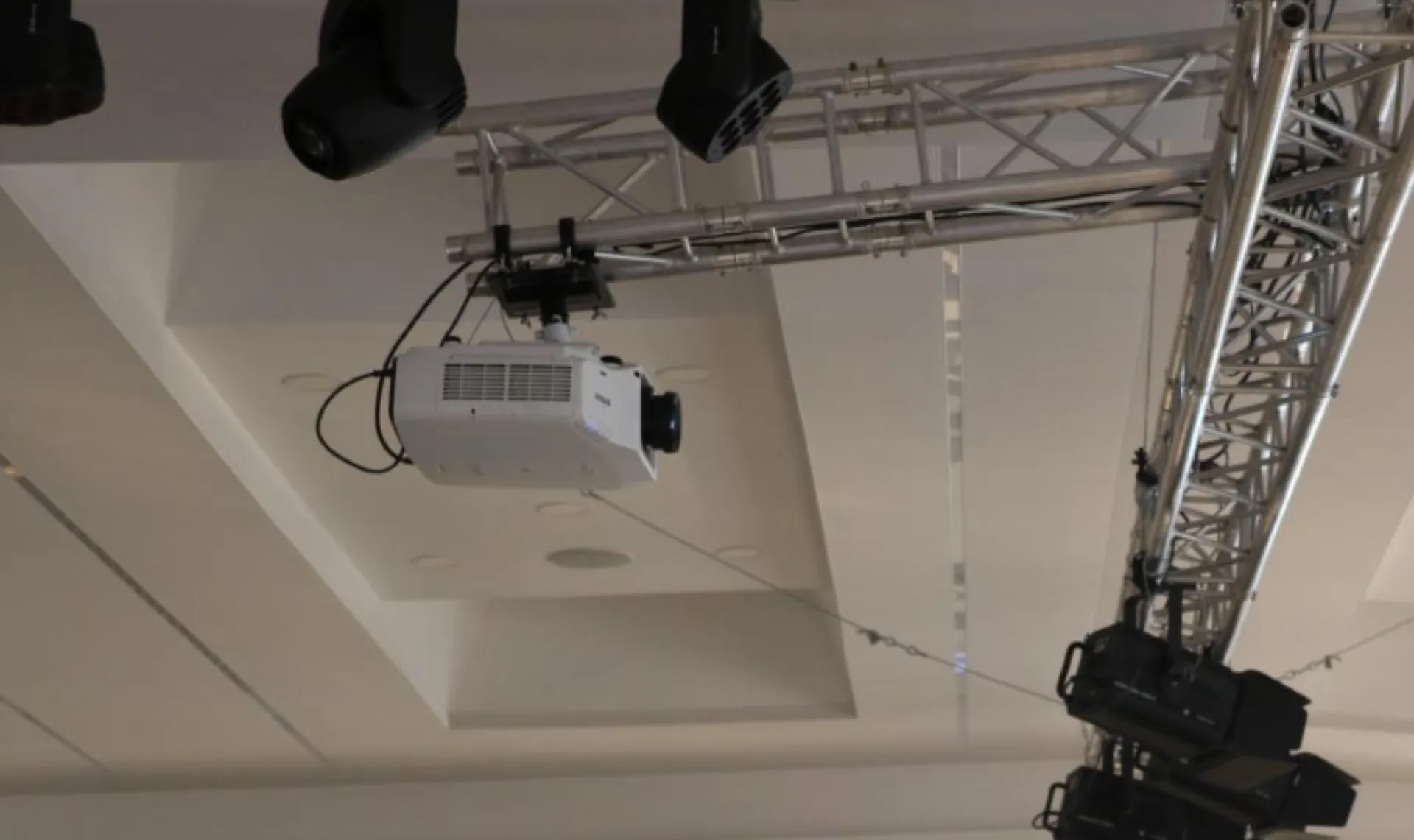 location fixation pour videoprojecteur à cannes dans les alpes maritimes