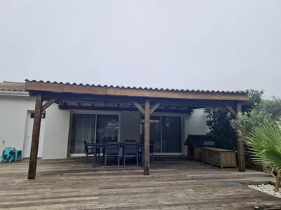 Création sur mesure pergola en pin marron avec toit en tôle ondulée à Saint-Jean-d’Illac