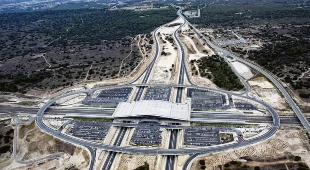 Après 20 ans, La Gare TGV d'Aix-en-Provence : Une Grande Croix de Verre et d'Acier
