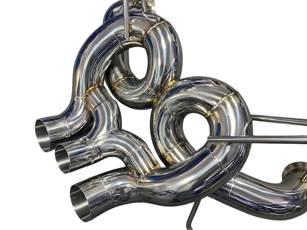 Lamborghini Aventador LP 740-4 S équipée d’une ligne d’échappement JU-EXHAUST en inox. Système optimisé pour une sonorité plus libre et plus expressive, avec un flux d’échappement amélioré et une configuration axée performance.