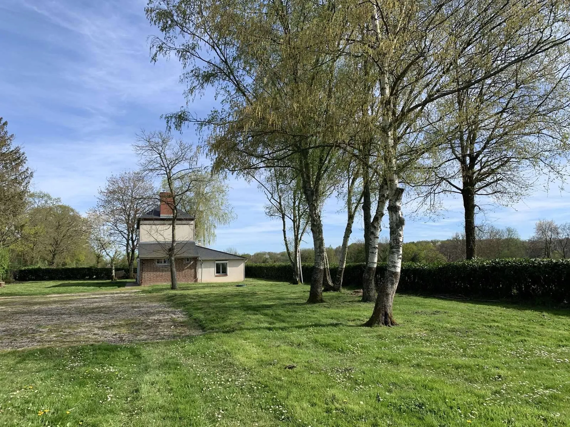A vendre, propriété avec une maison d'habitation, bâtiment et 5 ha de terres plates, d'un seul tenant, au Sud de LISIEUX 14100, dans le CALVADOS 14