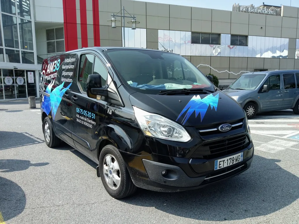 Marquage de véhicule utilitaire professionnel pour l'électricien AM38 à Domène près de Grenoble afin d’augmenter la visibilité locale et l’image de marque