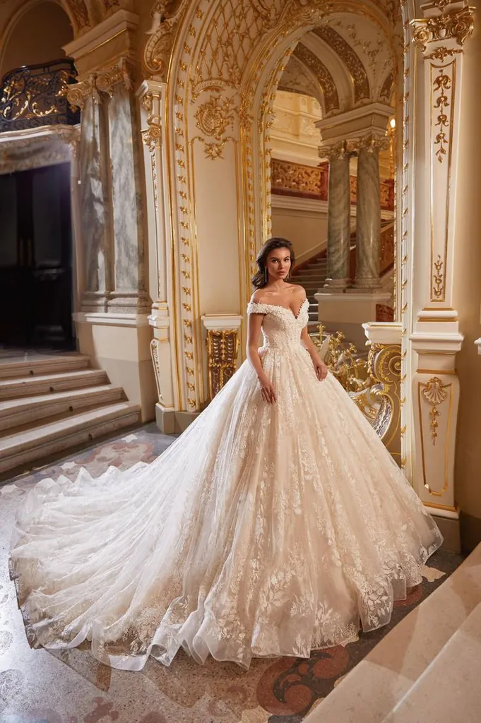 Robe de mariée princesse décolleté bateau bordée de perles 