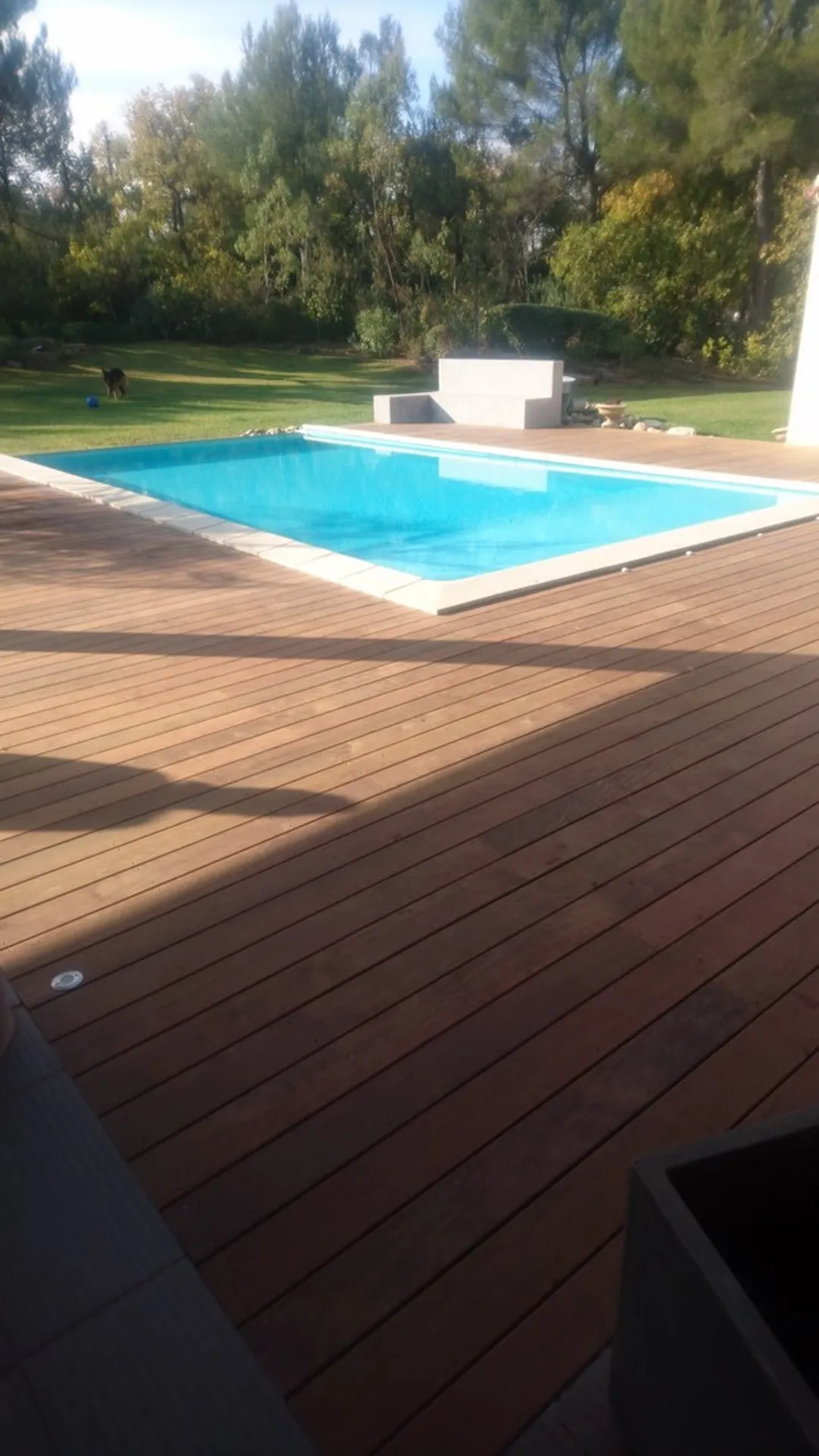 Tour d'une piscine bois en bois exotique IPE sur dalle béton à Aix en Provence