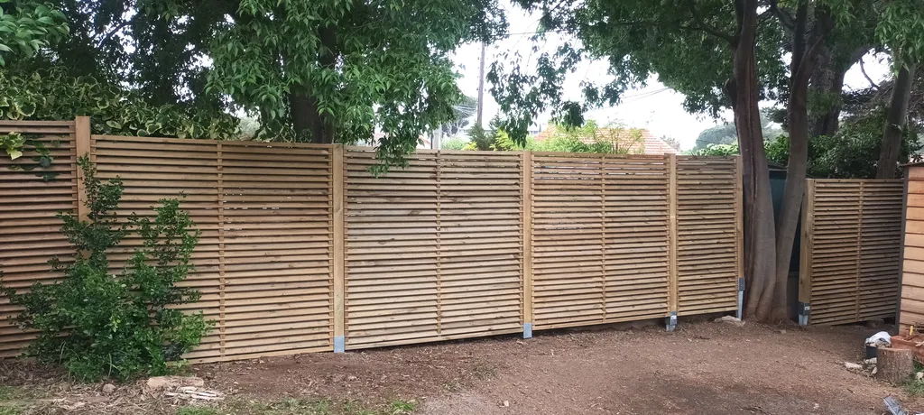 Panneaux en bois traités.