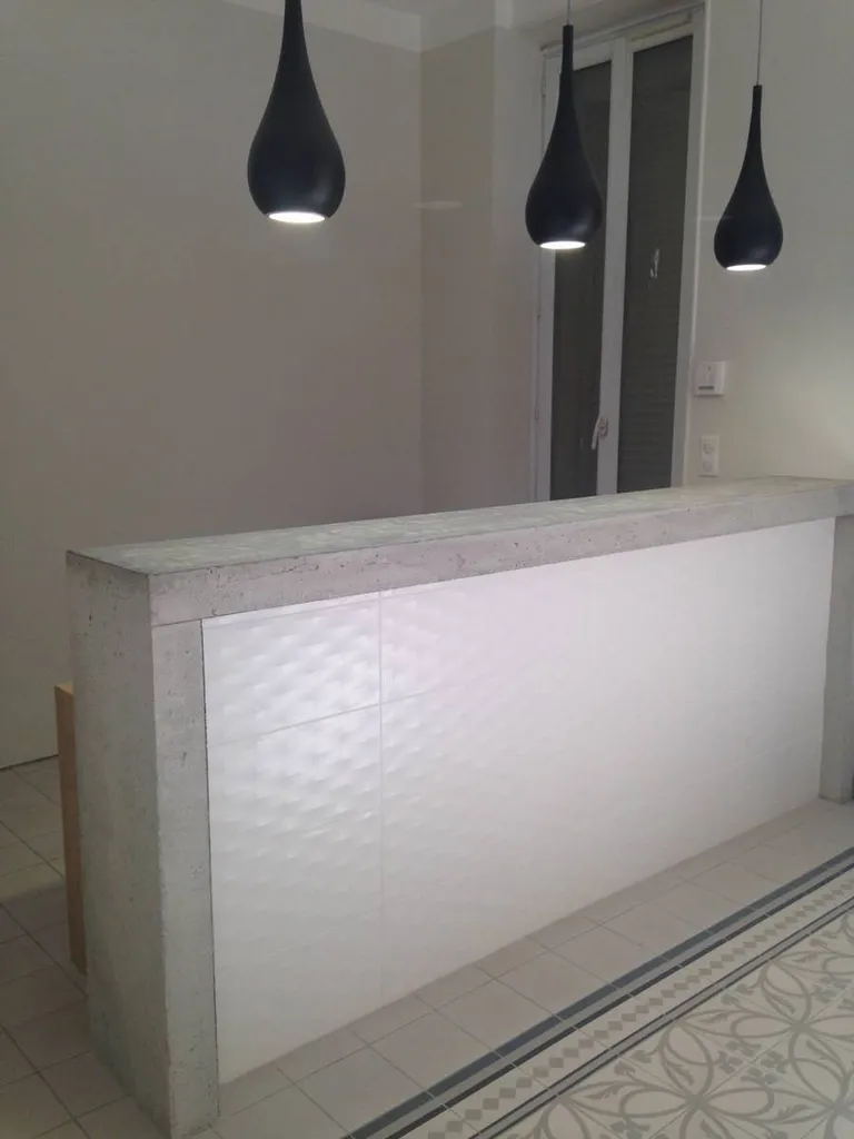 Banque d'accueil en béton- Aménagement intérieur d'un cabinet d'expertise comptable à Salon de Provence